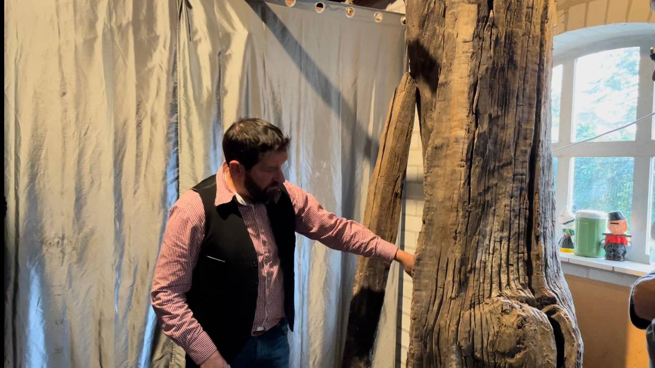 Huub bij zijn boomstamwaterput. (Foto: Agnes van der Straaten)