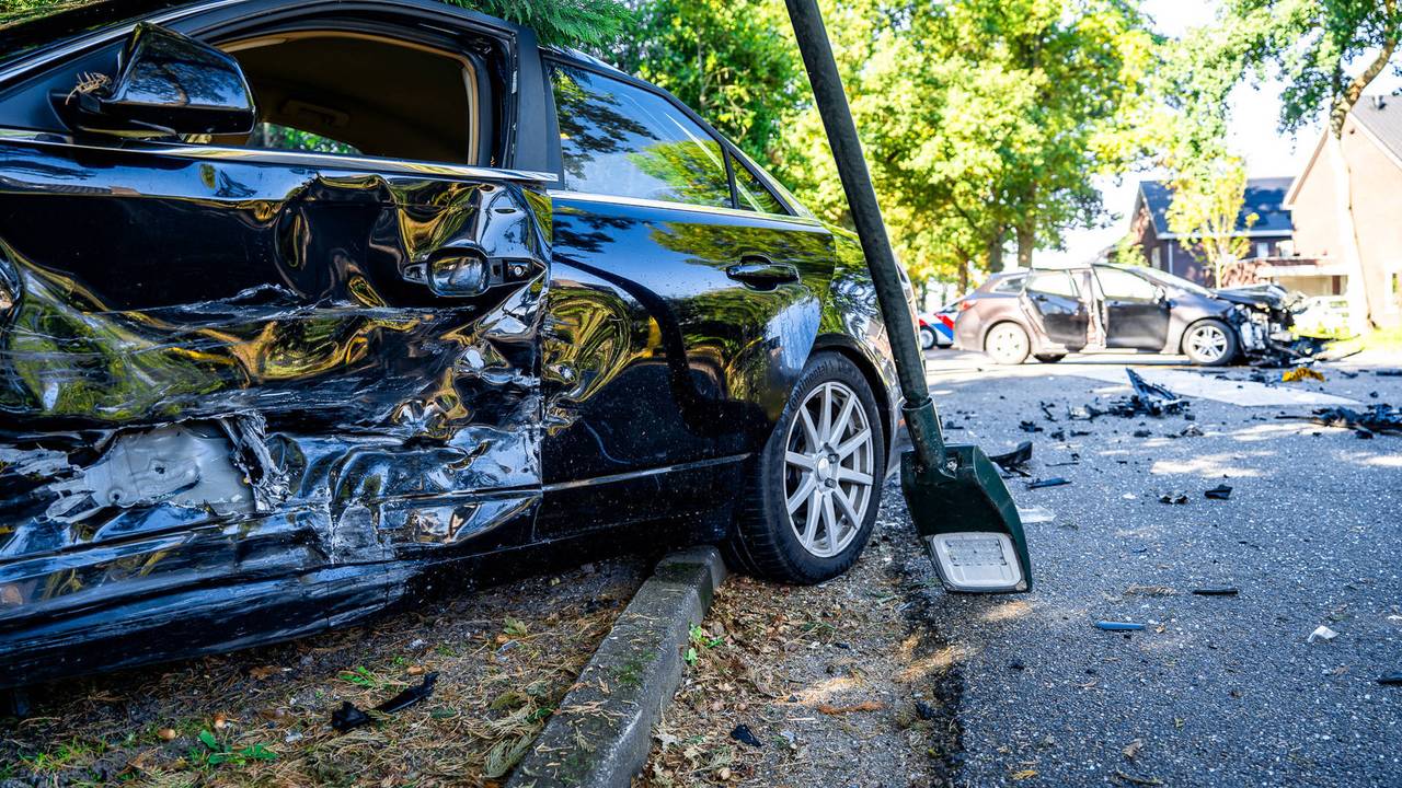 Moeder met jonge kinderen betrokken bij botsing met autos.