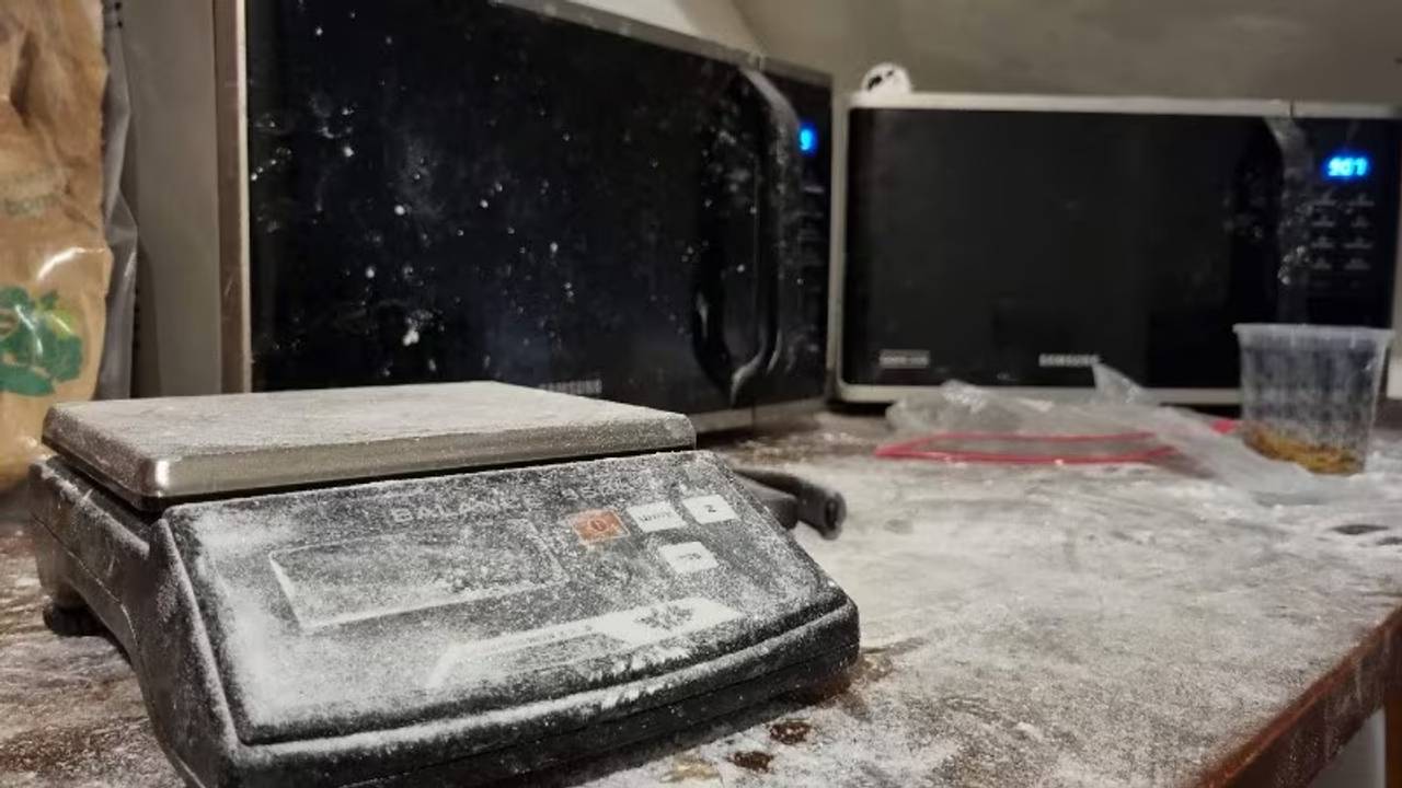 Een weegschaal met twee magnetrons (foto: politie).