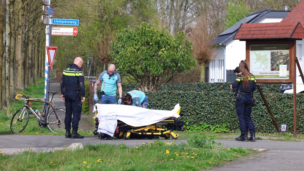 De wielrenner viel en kwam ongelukkig terecht (foto: Sander van Gils/SQ Vision).