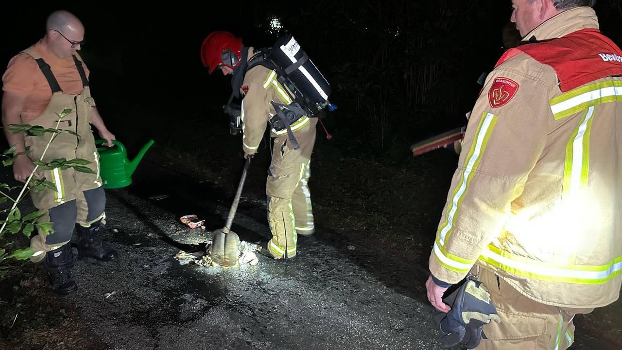 De brand op het fietspad in Oirschot werd vakkundig gedoofd (foto: Sander van Gils/SQ Vision).