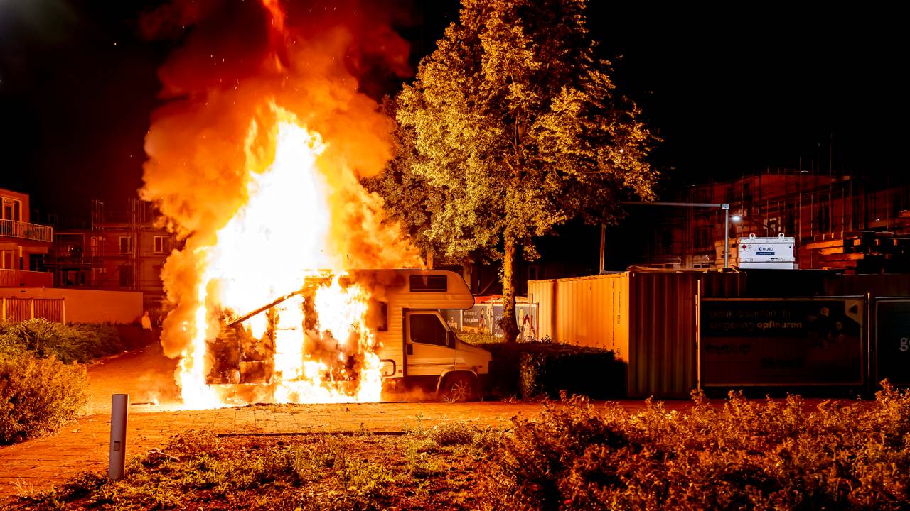 De vlammen sloegen uit de camper in Oosterhout (foto: Marcel van Dorst/Eye4Images).