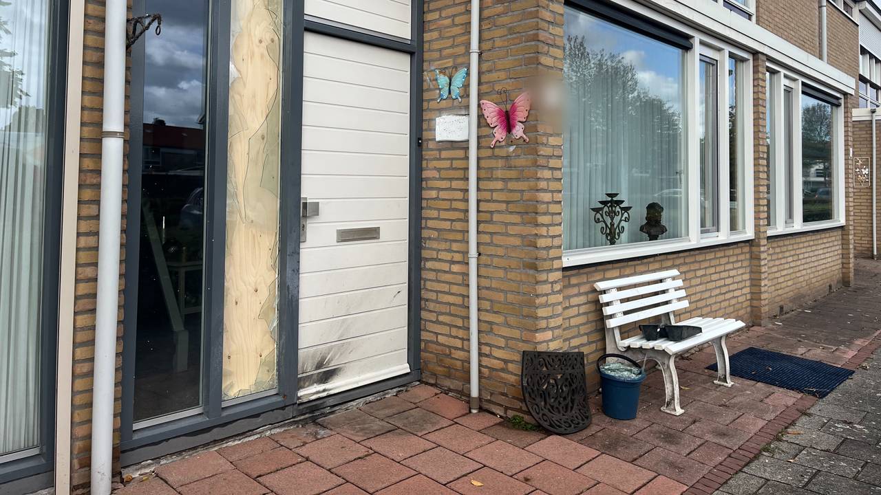 De schade aan de voordeur van de woning aan de Almhof in Den Bosch (foto: Floortje Steigenga).