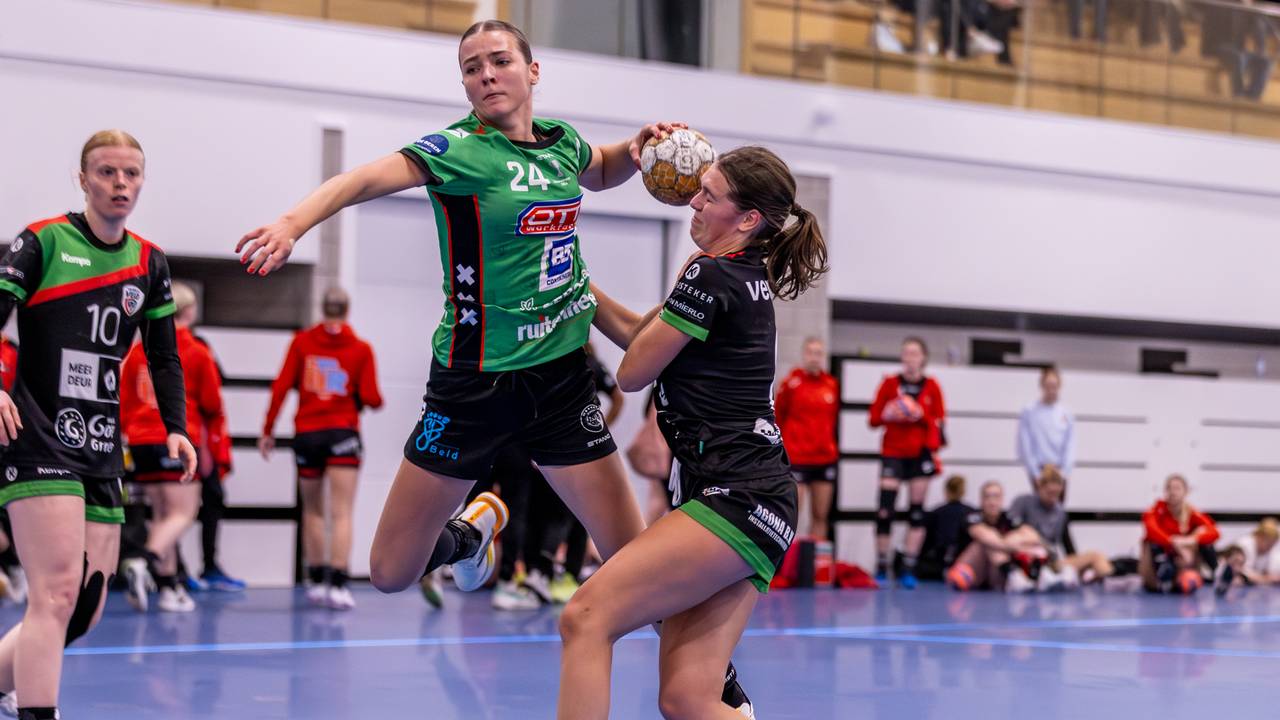 Schotpoging van Maud Horvers bij haar club VOC Amsterdam. (Foto: Anita Cloose / Orange Pictures)