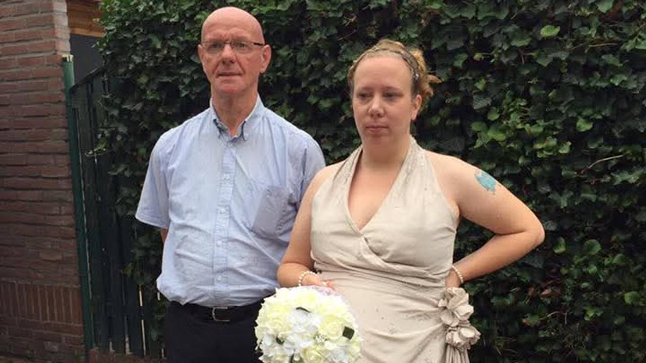 Marlies en haar vader op haar trouwdag (Foto: Privé).
