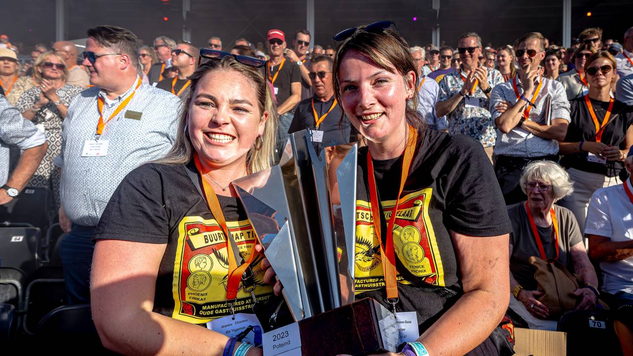 Trotse winnaressen (foto: Eye4images B.V. / Marcel van Dorst).