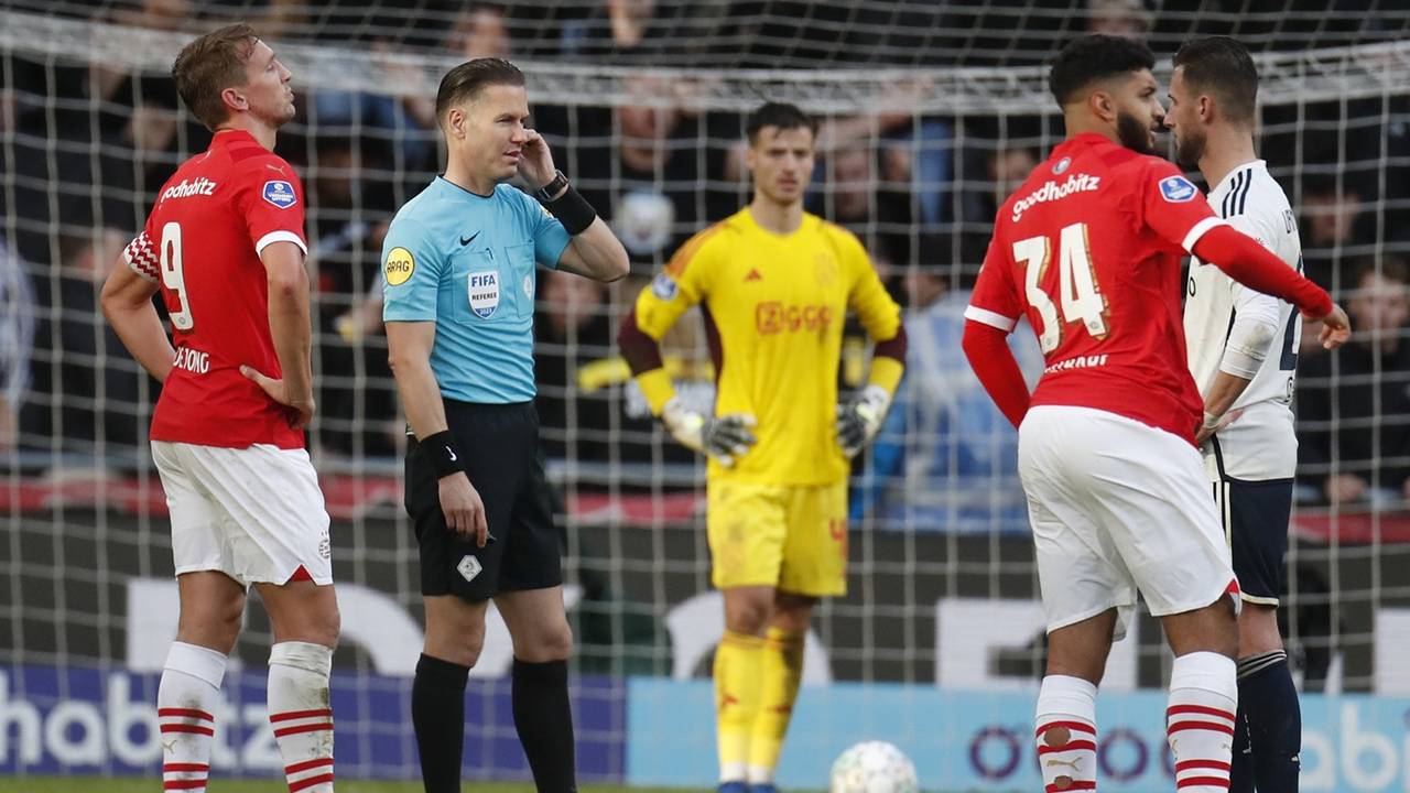 Danny Makkelie communiceert met zijn collega's (foto: OrangePictures).