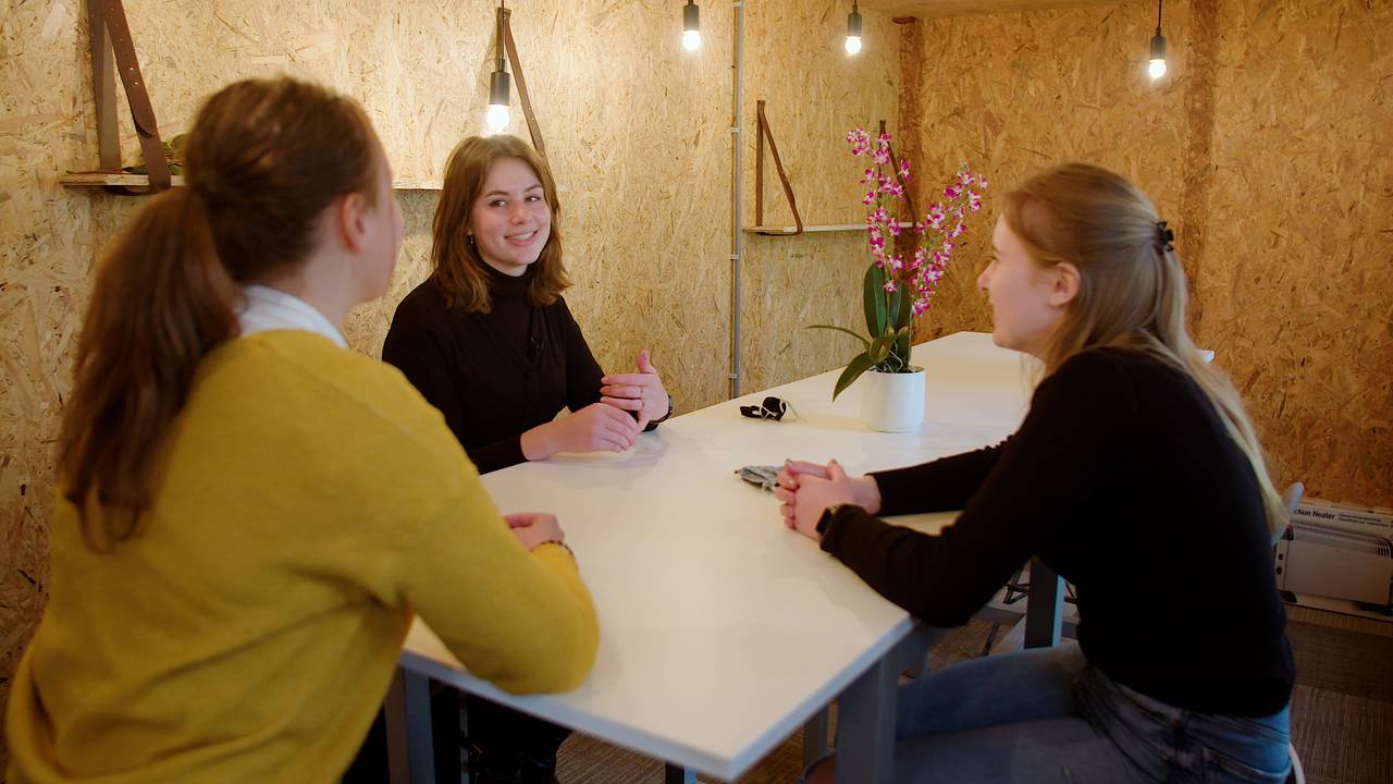 Nina kan zich thuis niet concentreren en studeert daarom in een container