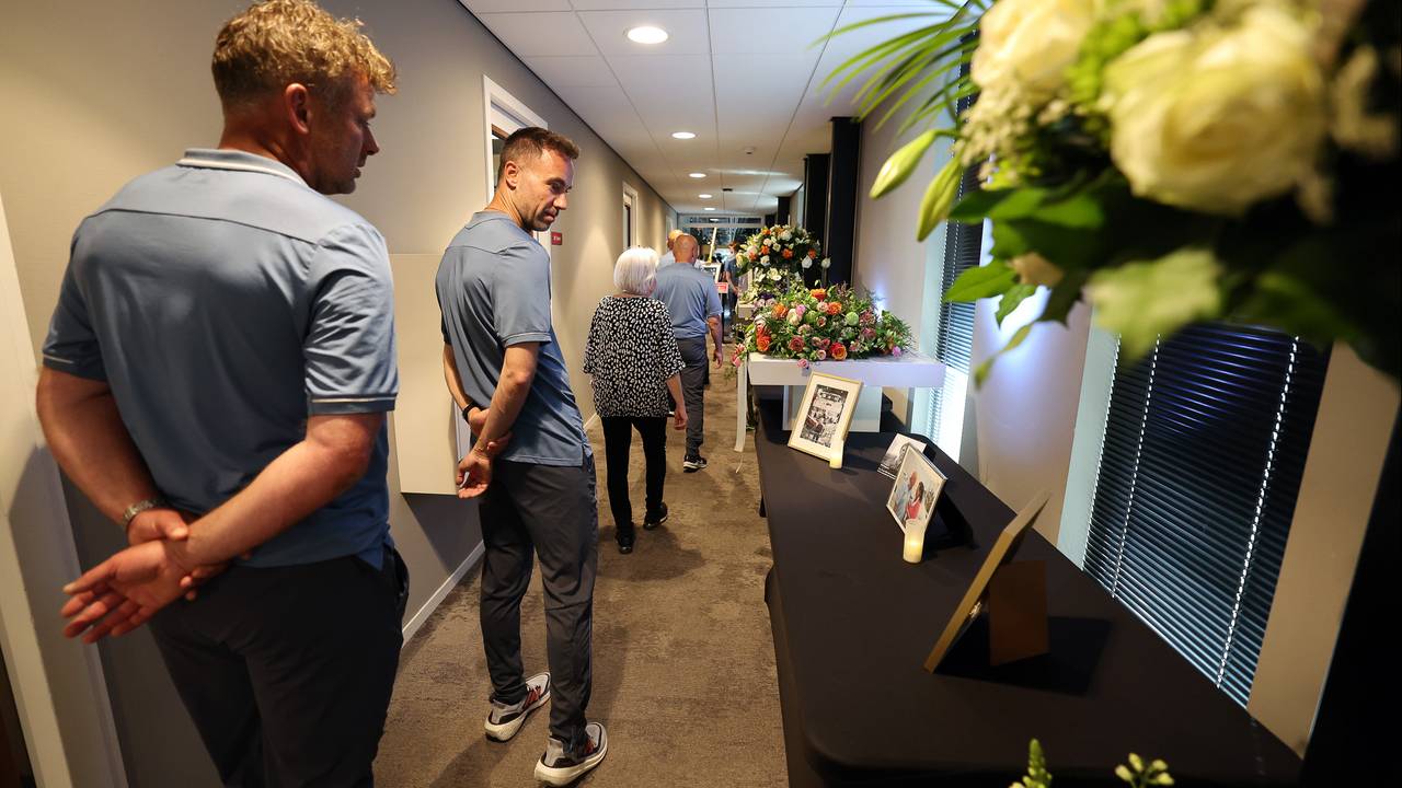 De technische staf van TOP Oss kijkt naar foto's van de overleden Frans Heesen (foto: Ronald Goudberg/TOP Oss).