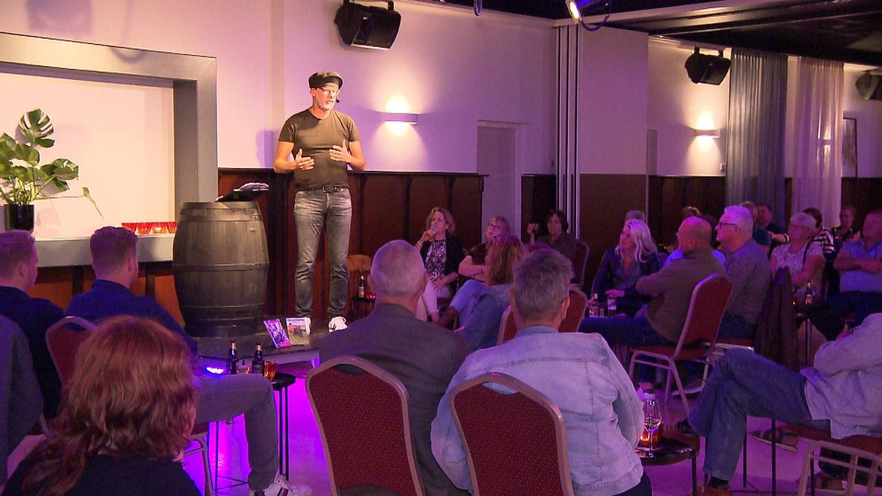 Tonprater Andy Marcelissen in zalencentrum Boelaars in Raamsdonksveer.