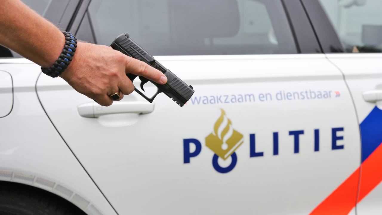 Man Met Wapen Aangehouden In Uden, Agenten Trekken Wapen Bij Arrestatie ...