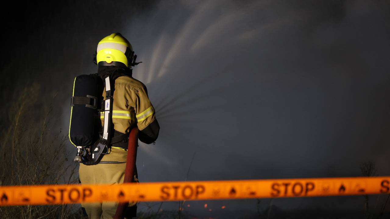 De brandweer bluste de brand aan de Loxvenseweg in Boxtel (foto: Sander van Gils/SQ Vision).