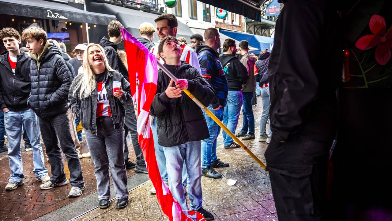 PSV-supporters volgen de wedstrijd via een scherm (foto: Rob Engelaar, ANP).