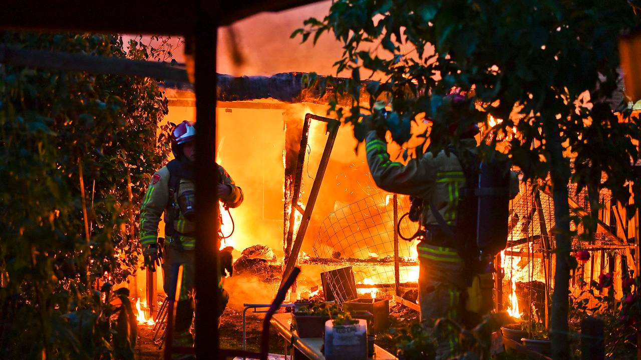 De brand brak uit aan de achterkant van het huis aan de Mariannestraat in Waalre (foto: Rico Vogels/SQ Vision).