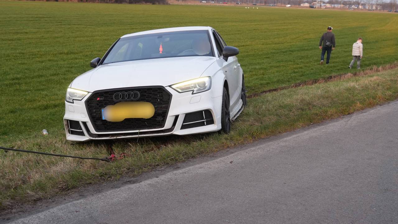 Auto belandt onderaan talud bij oprit A67 bij Lierop (foto: Harrie Grijseels / Persbureau Heitink).