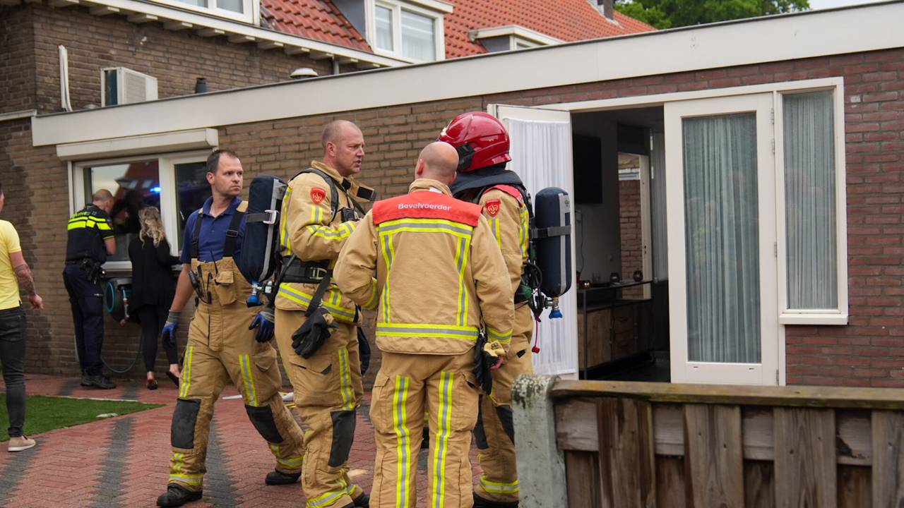 Brandweer en politie bij het huis aan de Jan Stevensstraat in Helmond (foto: Harrie Grijseels/SQ Vision).