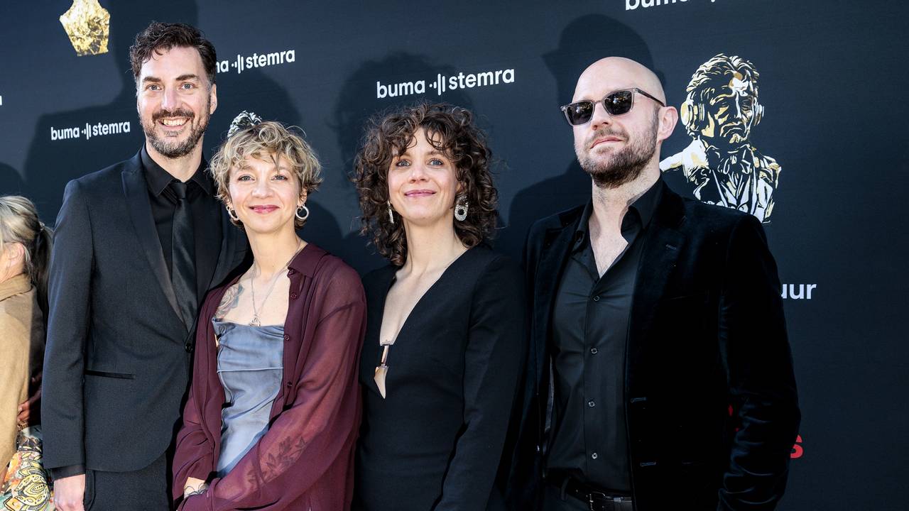 Krezip, met tweede van links Jacqueline Govaert, op de rode loper (foto: ANP).