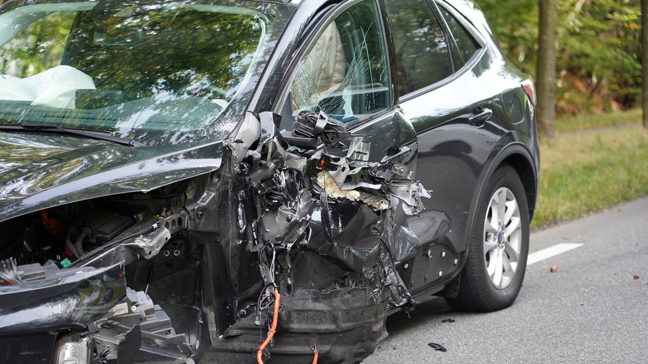 Eén van de auto's die op de N282 zwaar werden beschadigd (foto: Jeroen Stuve/SQ Vision).