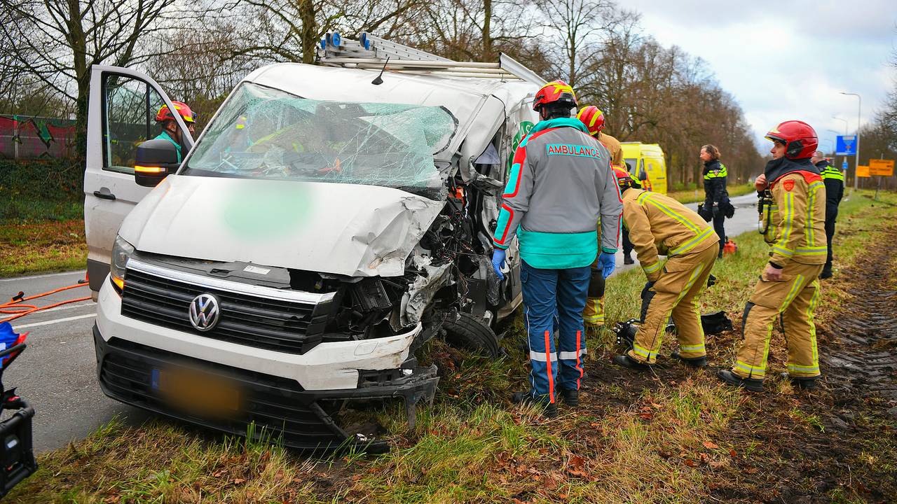 De bestuurder van het busje zat enige tijd bekneld (foto: Rico Vogels/SQ Vision).