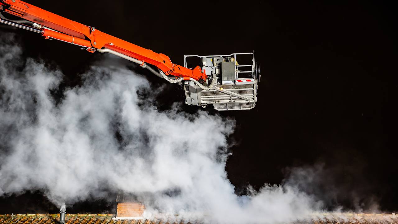 De rook werd door een hoogwerker bestreden (foto: Jack Brekelmans/SQ Vision).