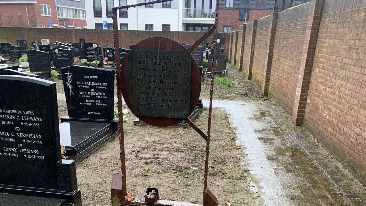 Een deel van het graf hebben dieven wel laten staan (foto: Pascal van de Rakt).