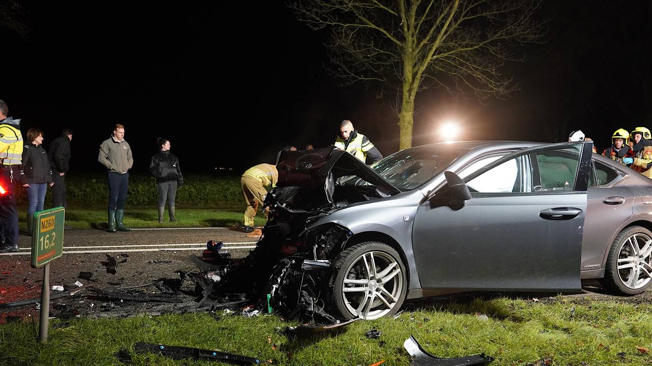 Vrouw zeer ernstig gewond bij ongeluk: auto reed op verkeerde weghelft.