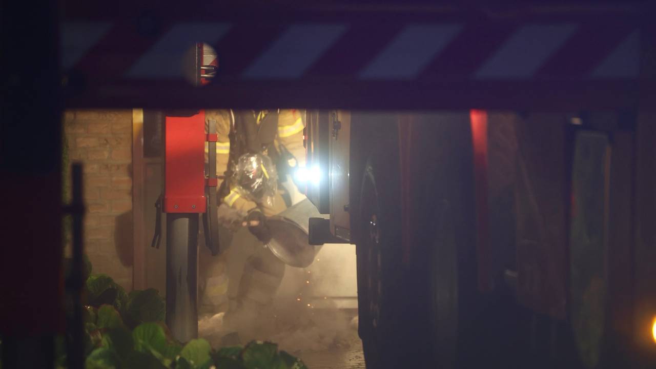 De kachel wordt afgeblust (foto: Sander van Gils/SQ Vision).