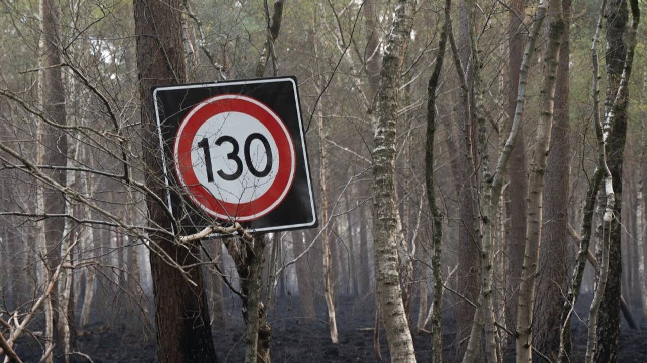Greenpeace zet verkeersbord 130 km/u van Afsluitdijk in Drunen (foto: Greenpeace). 