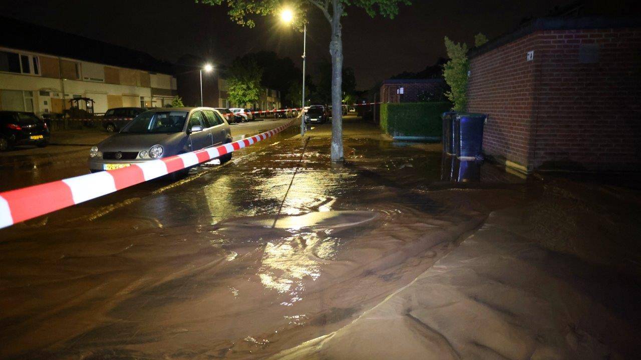 Tijden het blussen aan de Smaragd in Den Bosch ontstond een groot waterlek (foto: Bart Meesters). 