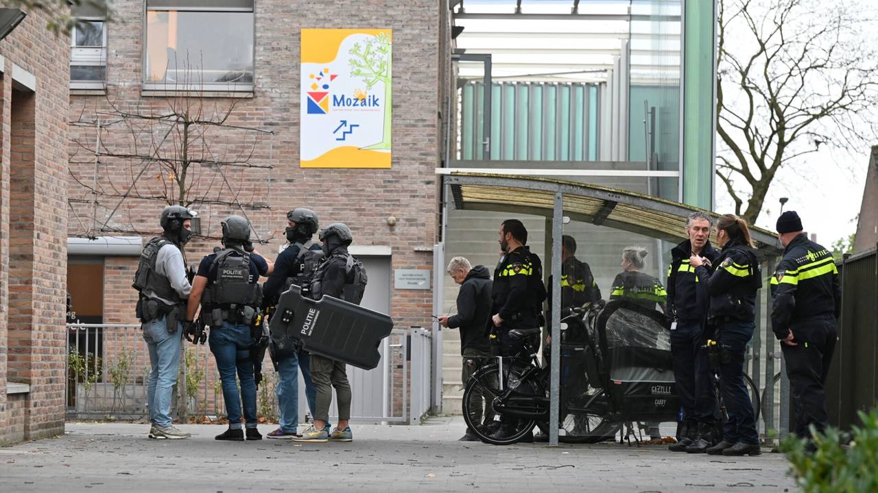 Zwaar bewapende agenten bij de school in Oisterwijk (foto: Toby de Kort).