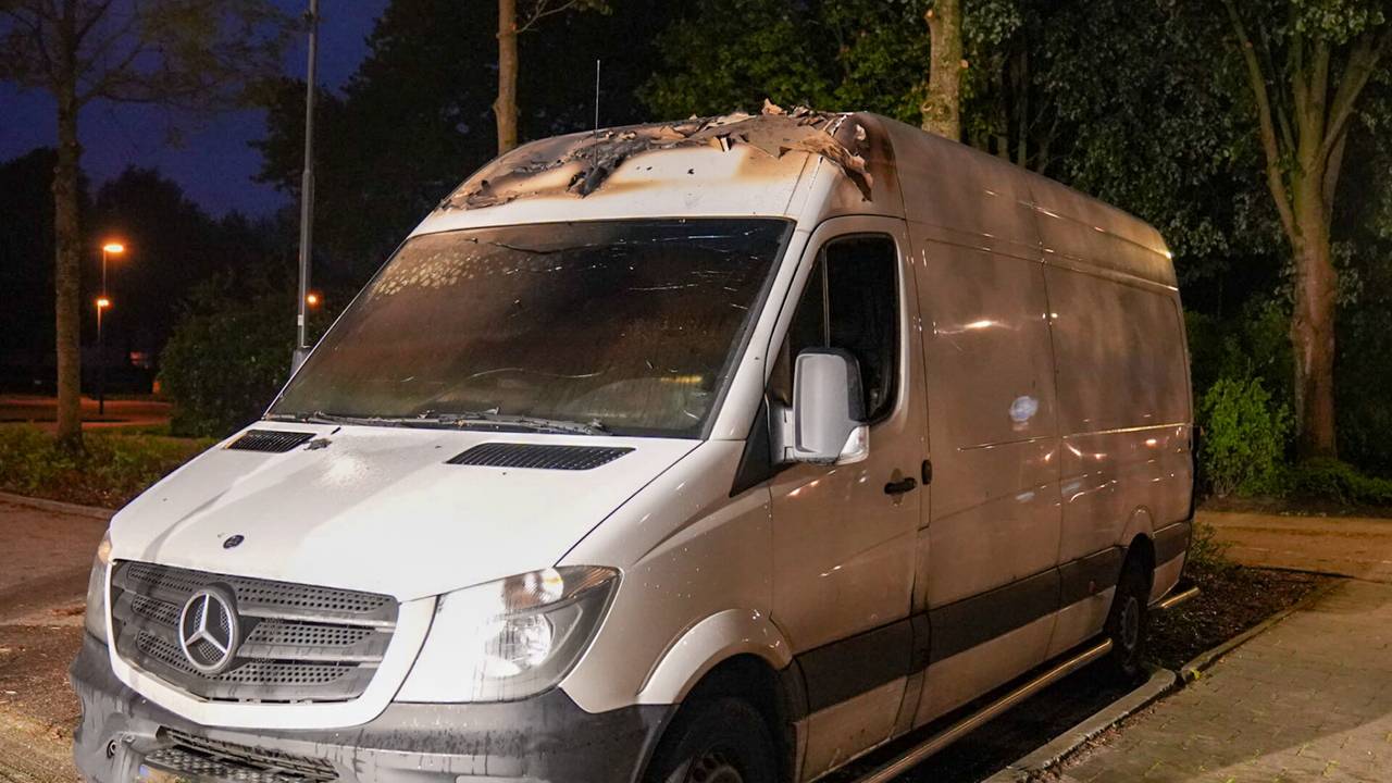 De bestelbus was geparkeerd op een parkeerplaats aan de Rembrandtlaan in Helmond (foto: Harrie Grijseels/SQ Vision).