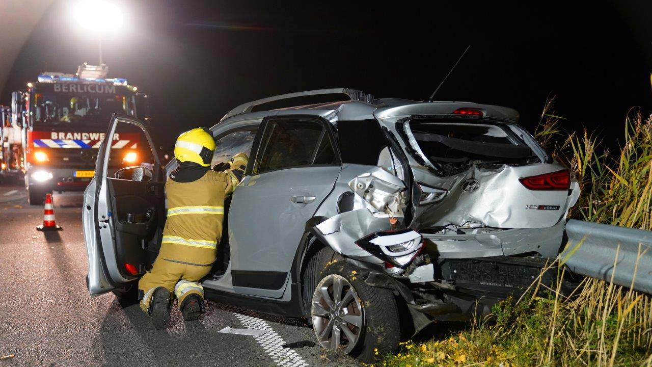 De brandweer moest een vrouw bevrijden uit de aangereden auto op de Kanaaldijk-Noord (foto: Bart Meesters).