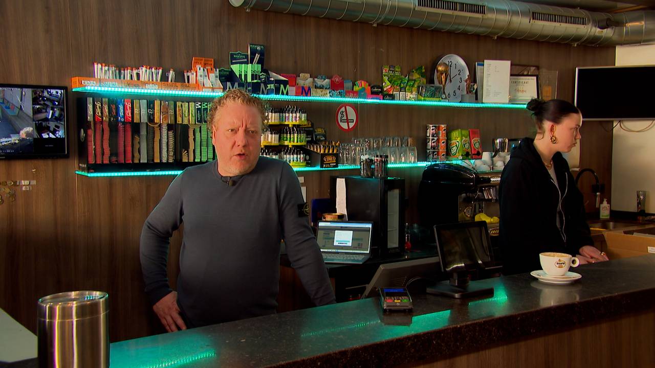 Coffeeshophouder Alex Meijer in zijn coffeeshop Maximilian in Tilburg (Foto: Omroep Brabant).