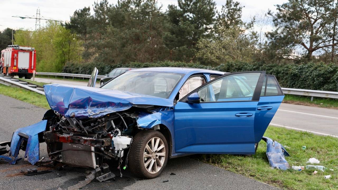 Eén van de auto's die niet meer verder konden (foto: Persbureau SK-Media/SQ Vision).