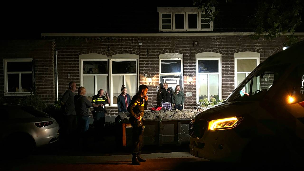 Politie doet onderzoek bij het huis in Wanroij (foto: Marco van den Broek/SQ Vision). 