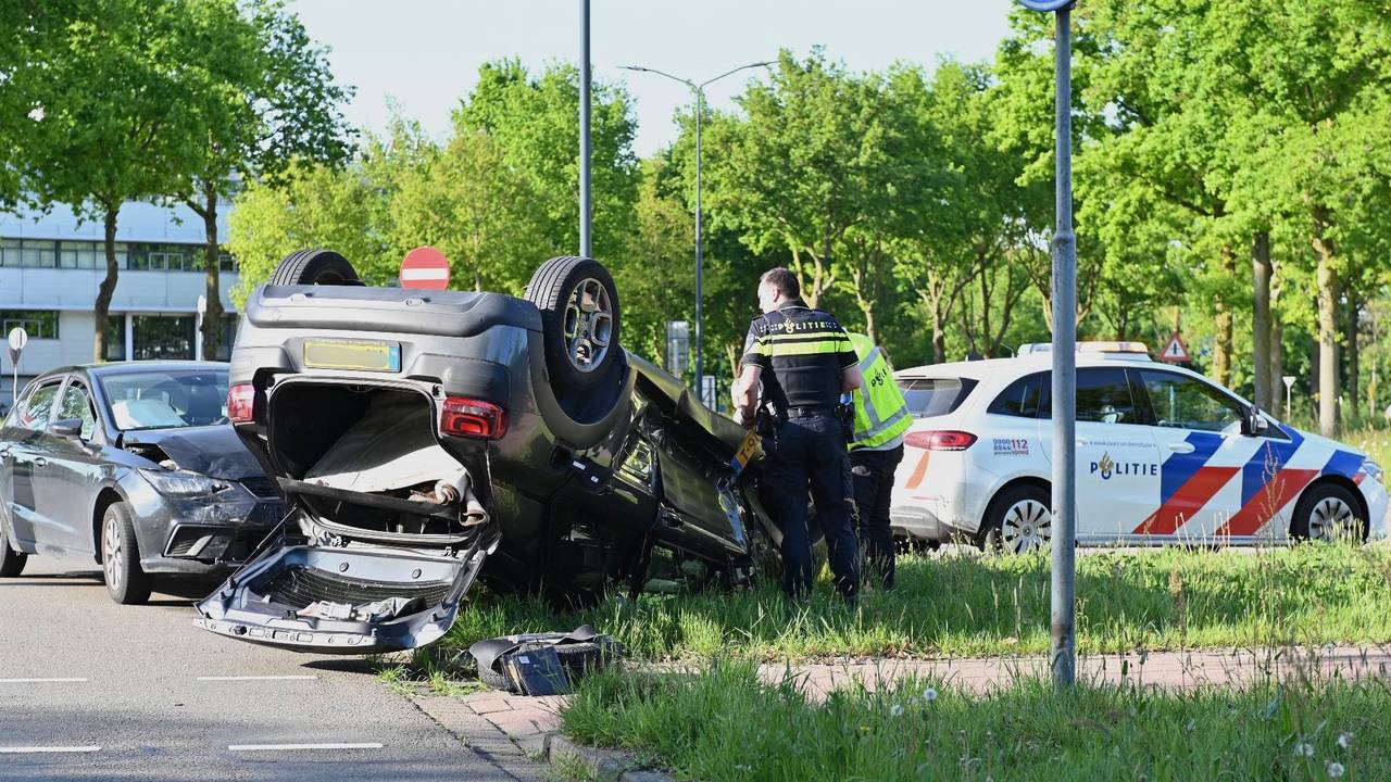 Auto over de kop na aanrijding, bestuurster gewond.