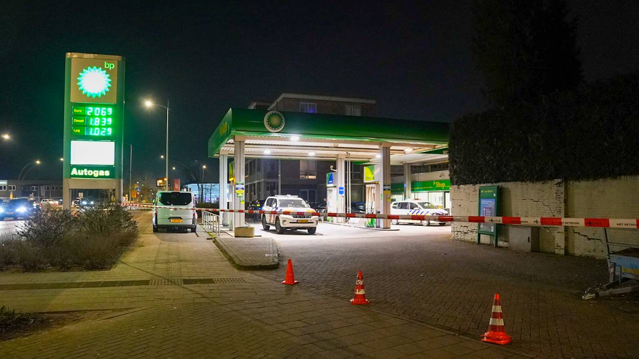 De politie bij het tankstation in Heesch (foto: Gabor Heeres/SQ Vision).