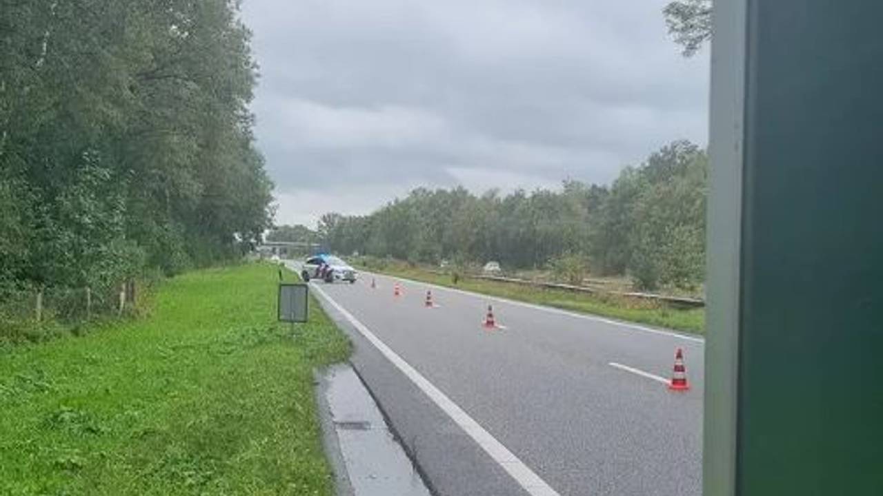 De auto viel stil op de weg bij Hilvarenbeek (foto: Instagram politie Groene Beemden).