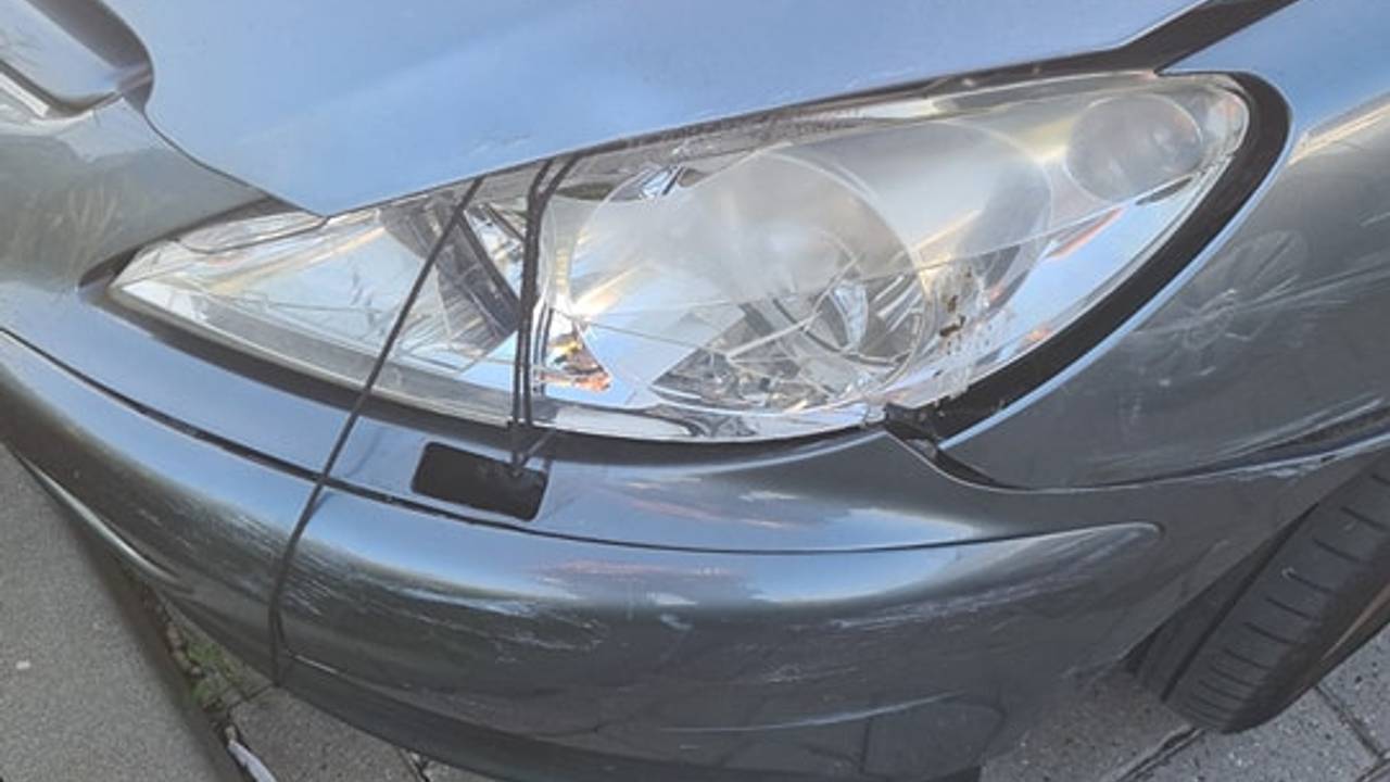 De koplamp hing letterlijk met touwtjes aan elkaar (foto: politie). 