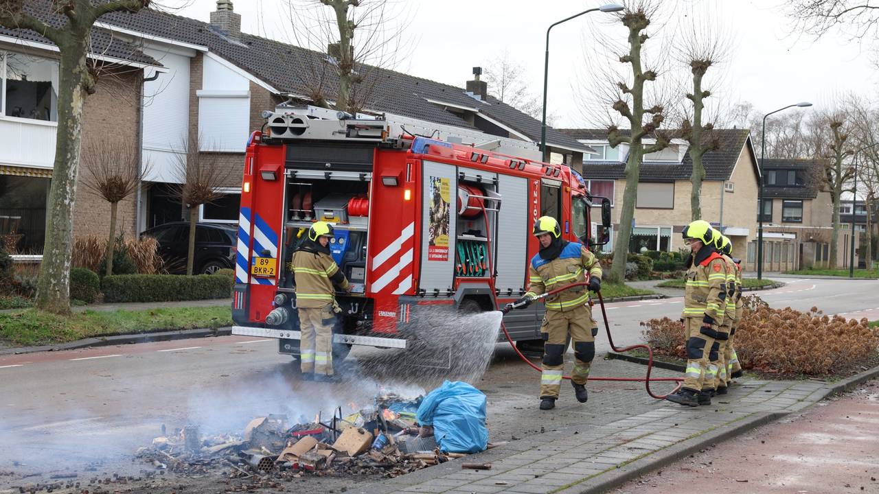 De brandweer besproeit het hoopje afval (foto: Sander van Gils/SQ Vision).