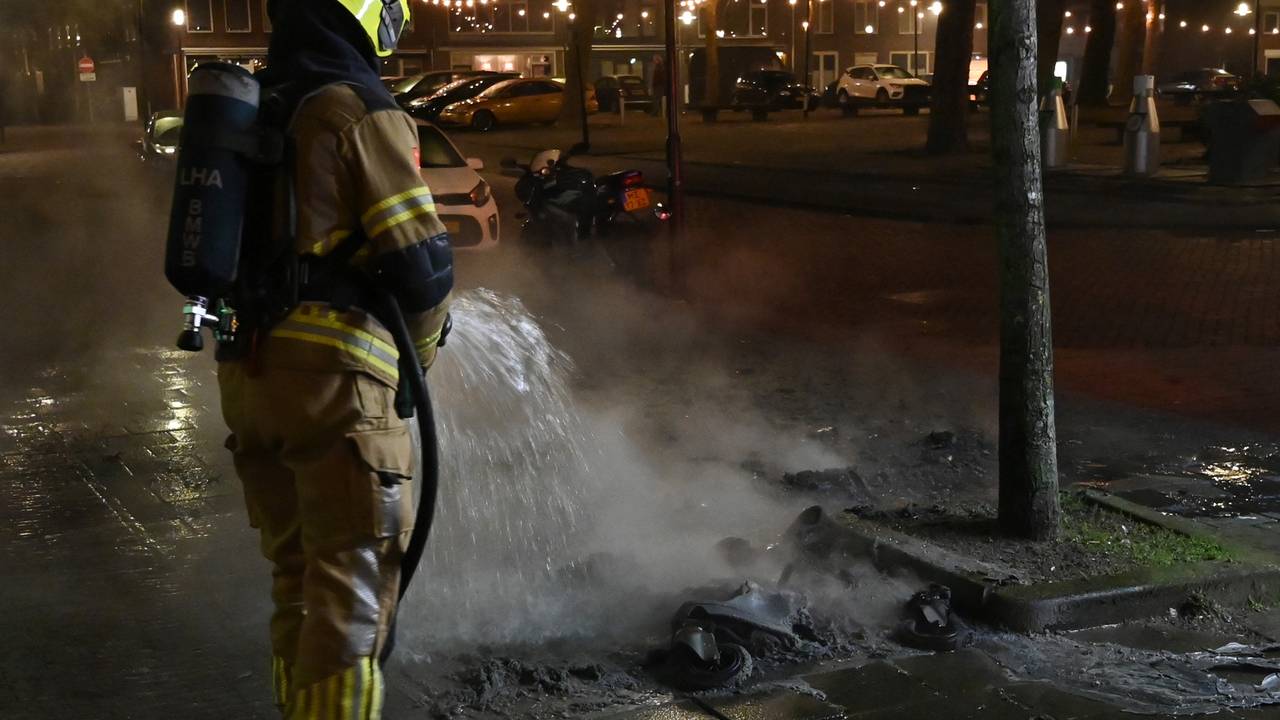 Van de rolcontainer in Breda bleef vrijwel niets over (foto: Perry Roovers/SQ Vision).
