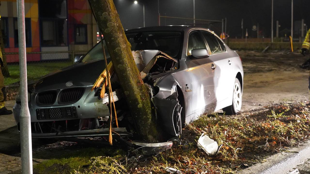 Hoe de auto van de weg kon raken in Rijen wordt onderzocht (foto: Jeroen Stuve/SQ Vision).