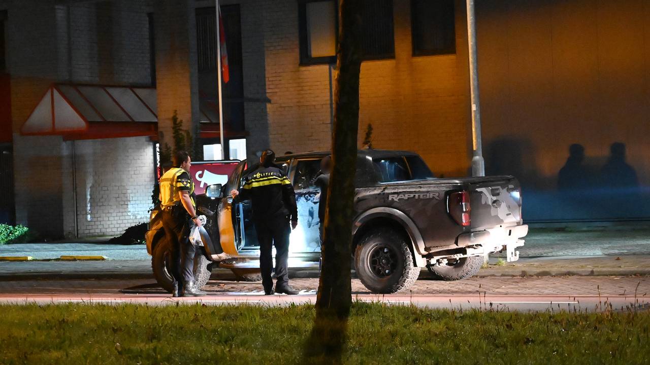 De politie vermoedt dat de bestuurder van de pick-up opzettelijk de andere auto aanreed (foto: Perry Roovers/SQ Vision).