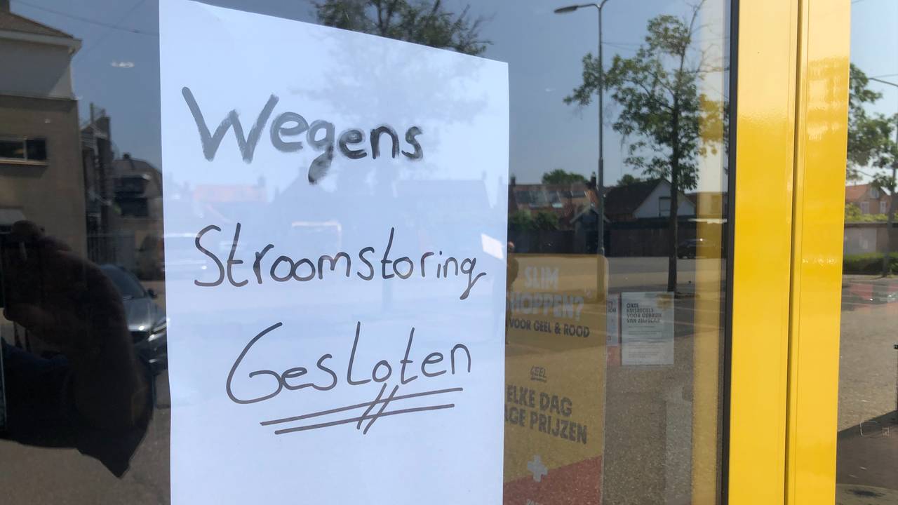 In Wouw zijn meerdere winkels dicht door de stroomstoring (foto: Omroep Brabant).