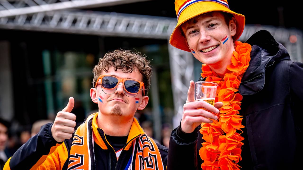 Feestvierders tijdens Koningsdag in Tilburg (foto: Marcel van Dorst)