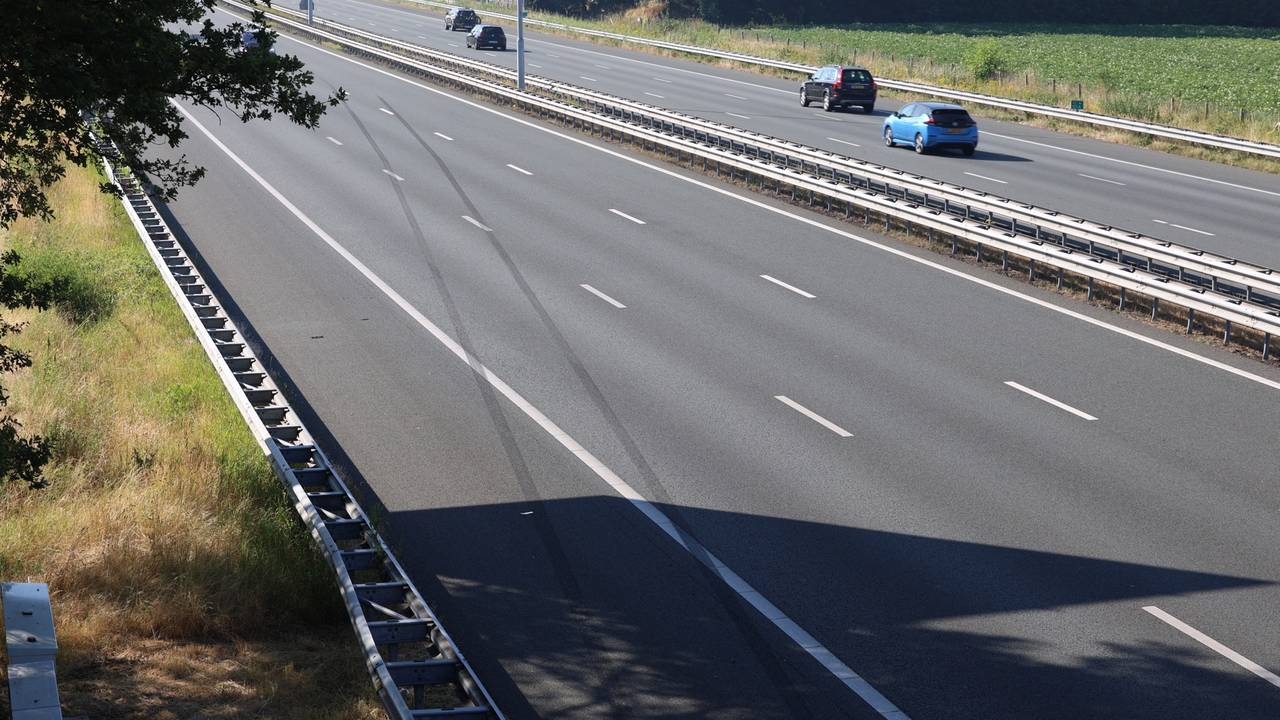 Flinke bandensporen op de A2 bij Boxtel (foto: Sander van Gils/SQ Vision).