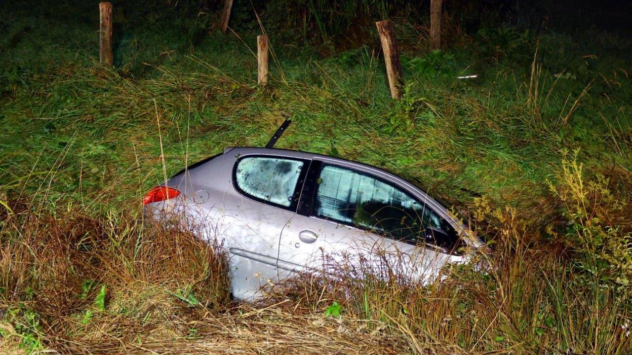 De auto, bijna verstopt in de sloot (foto: Bart Meesters/Meesters Multi Media/SQ Vision).