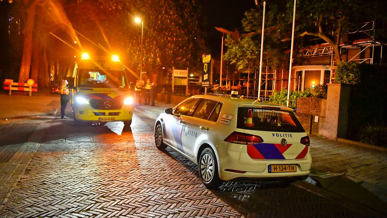 De fietsster viel op de stoep naast de Maastrichterweg in Valkenswaard (foto: Rico Vogels/SQ Vision).