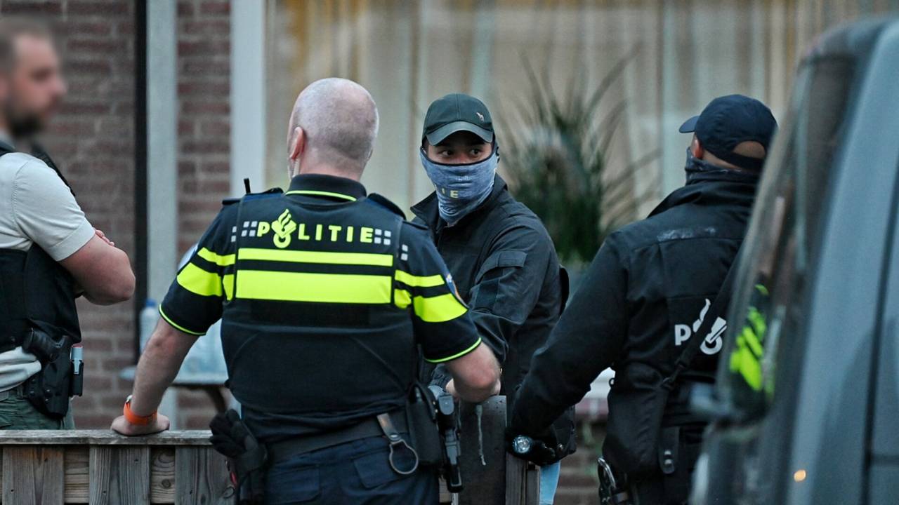 Agenten gingen dinsdag twee huizen binnen in Goirle.