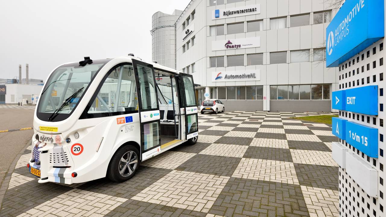 De zelfrijdende bus op de Automotive Campus in Helmond (foto: Bart van Overbeeke Fotografie).